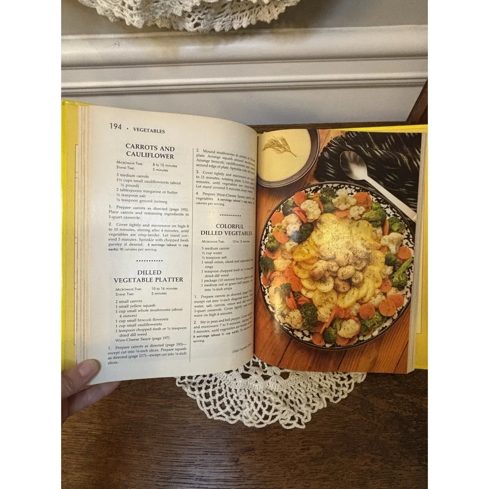 Betty Crocker's Microwave Cookbook‎ Hardcover VTG 1982